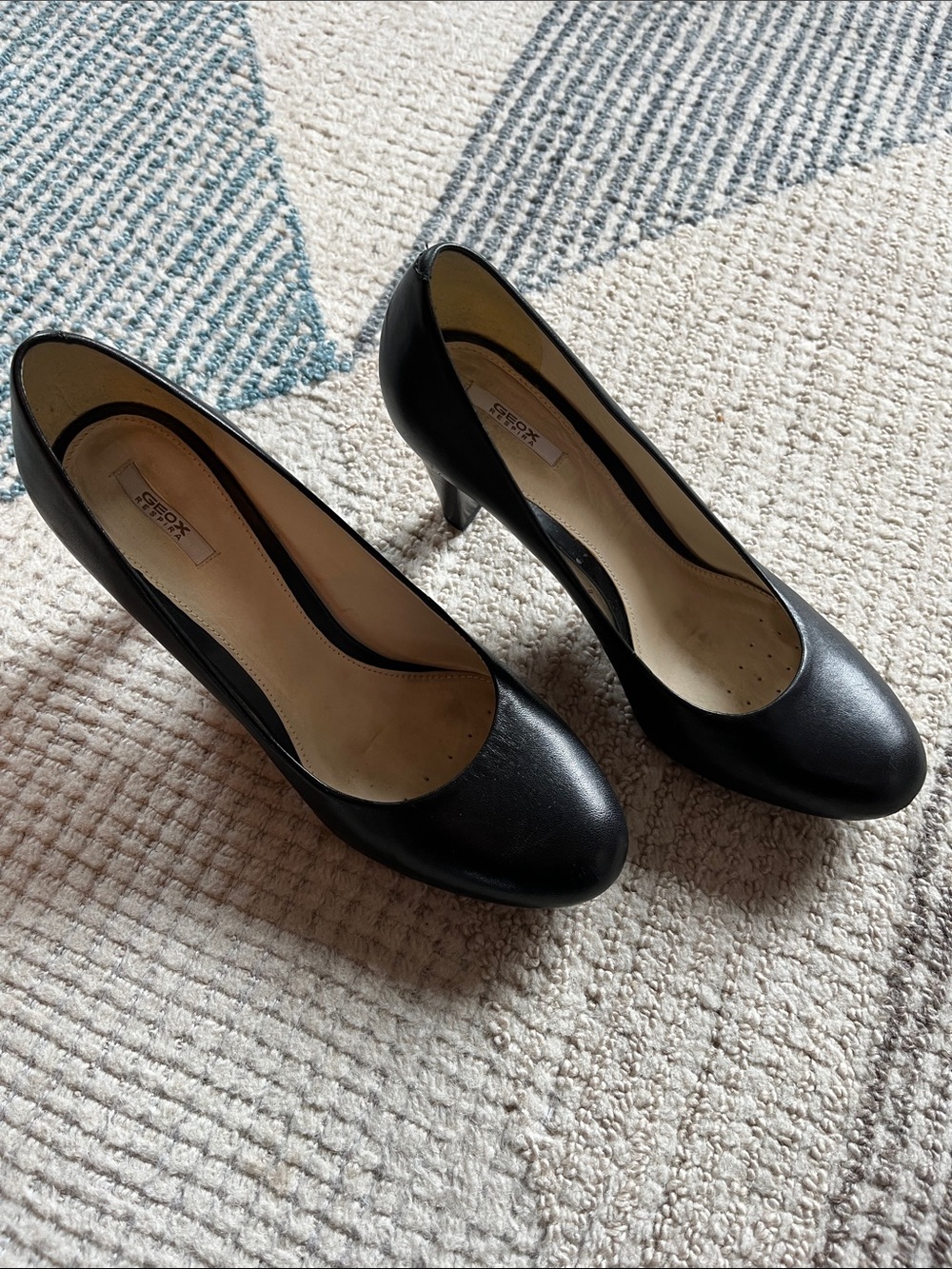 Geox Black Leather Round-Toe Mid Heel Pumps